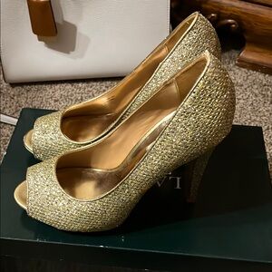 Badgley Mischka Women's Gold Peep Toe Heels